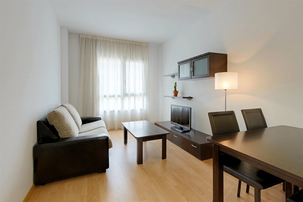 Madrid Airport Suites, Affiliated By Melia ภายนอก รูปภาพ