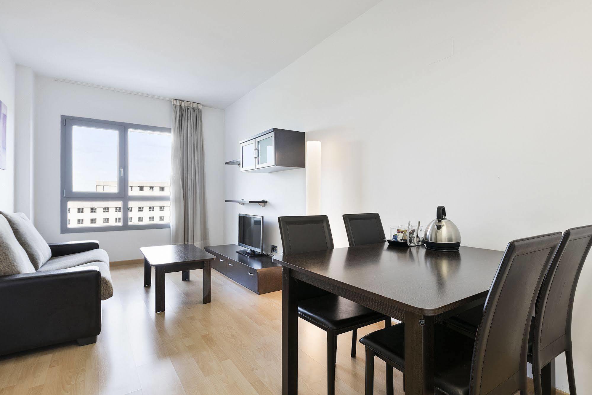 Madrid Airport Suites, Affiliated By Melia ภายนอก รูปภาพ