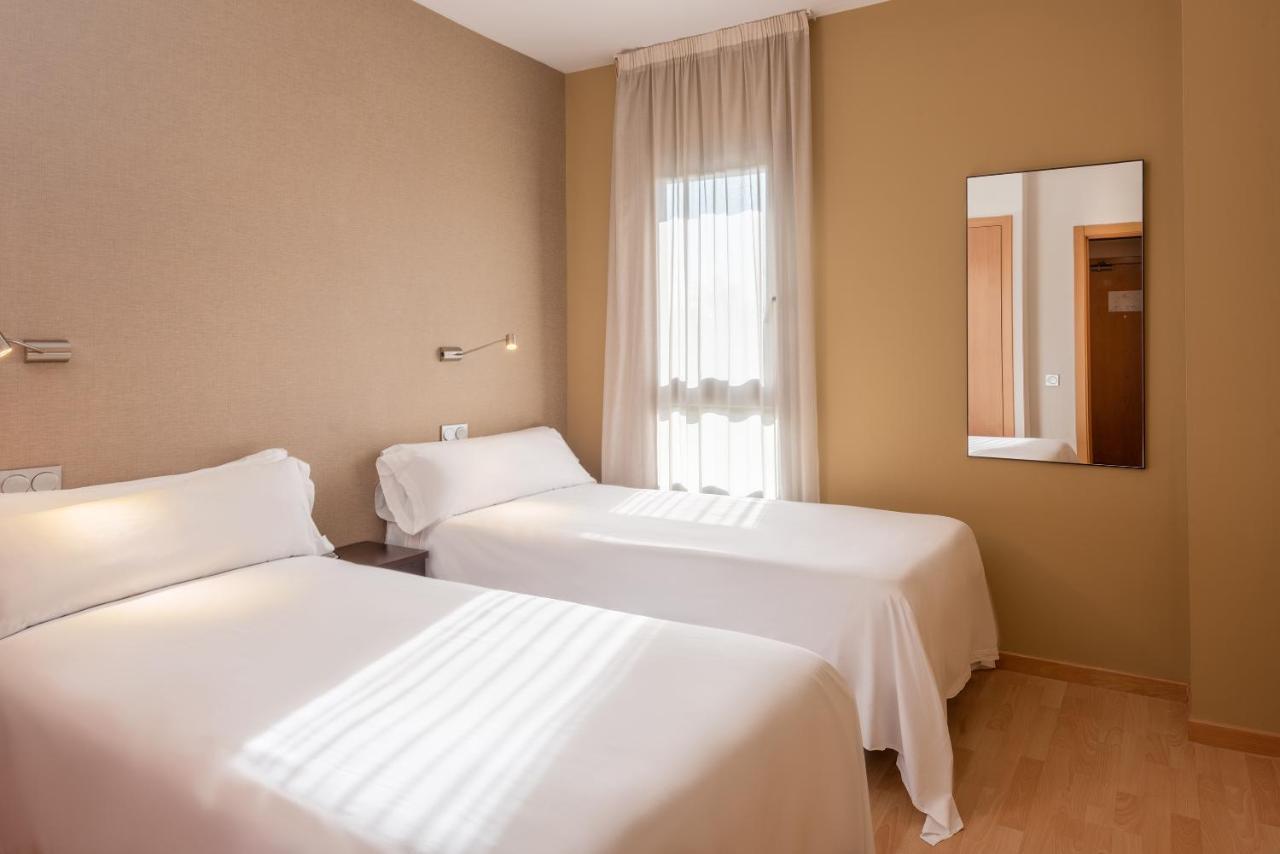 Madrid Airport Suites, Affiliated By Melia ภายนอก รูปภาพ